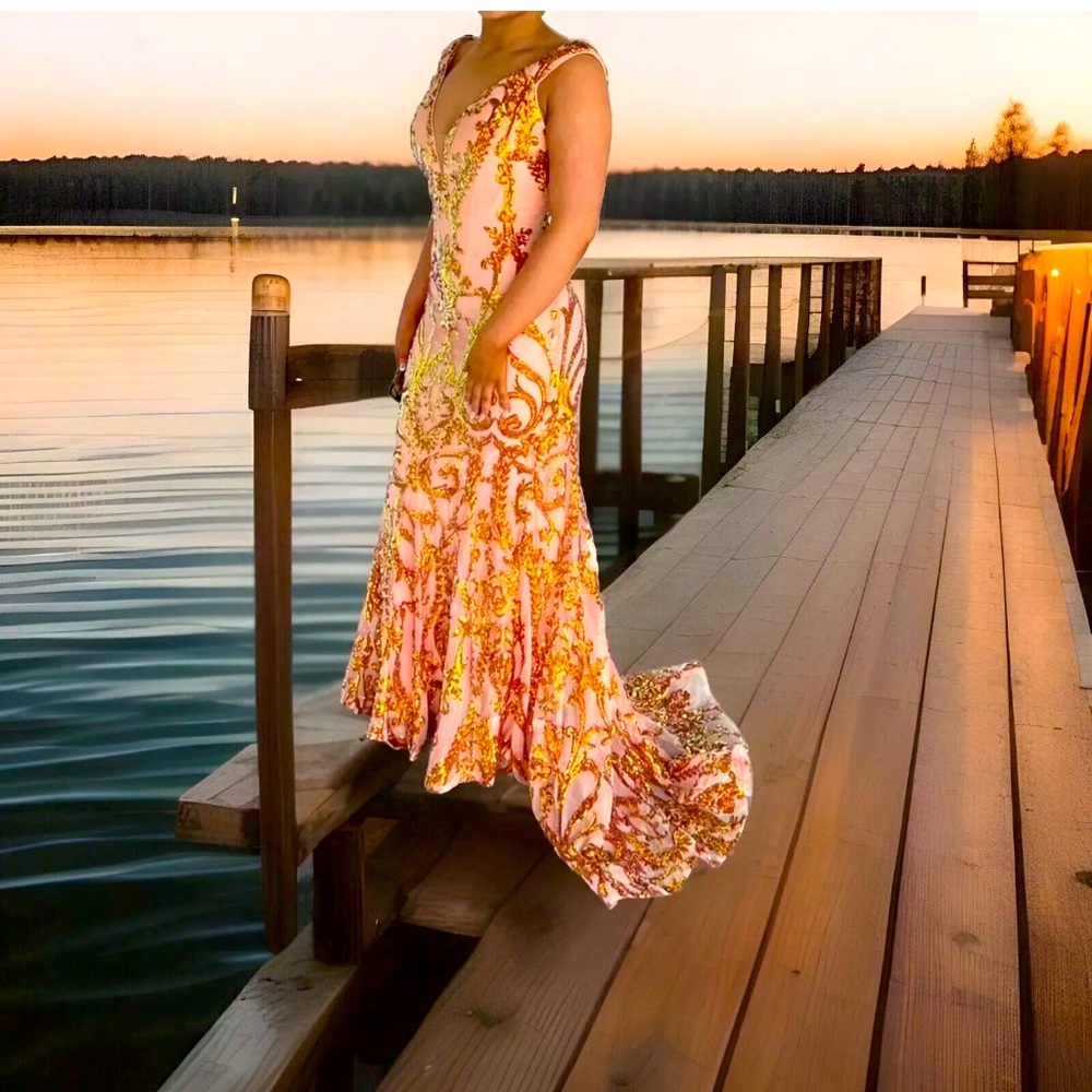 Jovani size 00 NWOT coral /peach/gold sequins formal/prom dress. Dry cleaned!